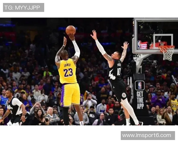 科比与詹姆斯的湖人岁月对比：从32岁到34岁的传奇之路