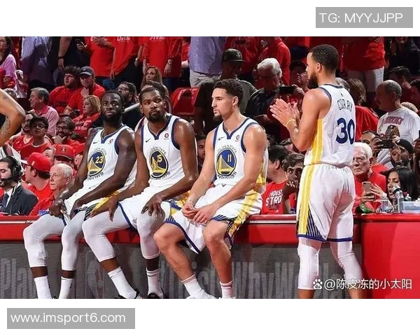 老詹再度引发争议球迷热议其吸引眼球的手段与库里三度胜利的背后原因